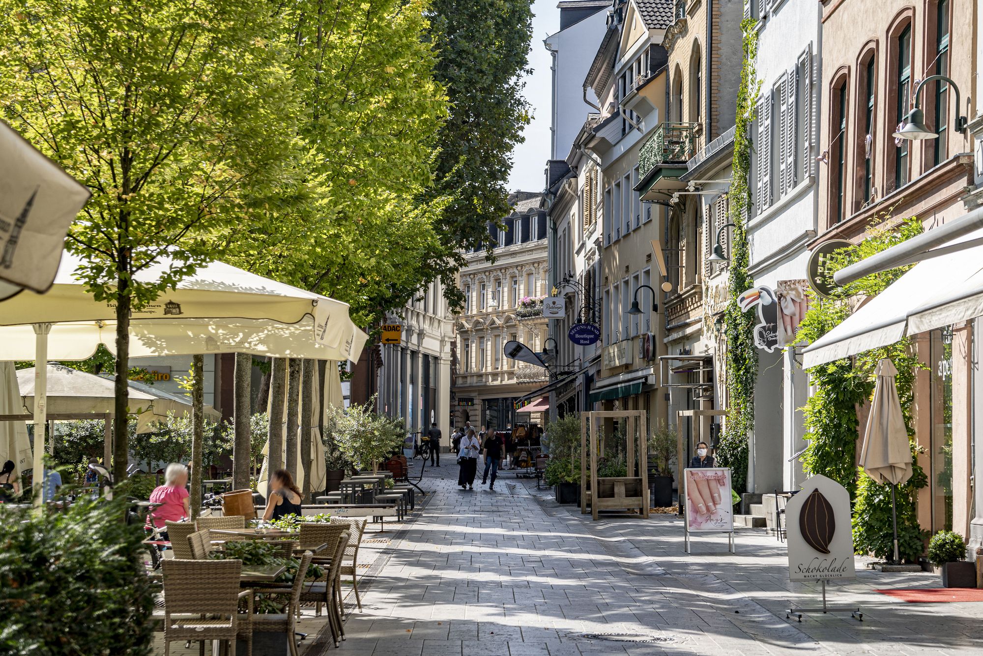 Bild der Wiesbadener Grabenstraße im Sonnenschein