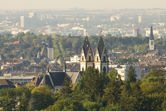 Stadtansicht Landeshauptstadt Wiesbaden in leichtem Dunst