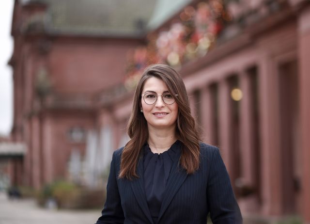 Katerina Garcia auf dem Wiesbadener Bahnhofsvorplatz